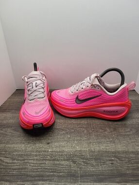 Nike Vomero Plus Hyper Pink Bright Crimson Running HV8154-604 Women's Size 6